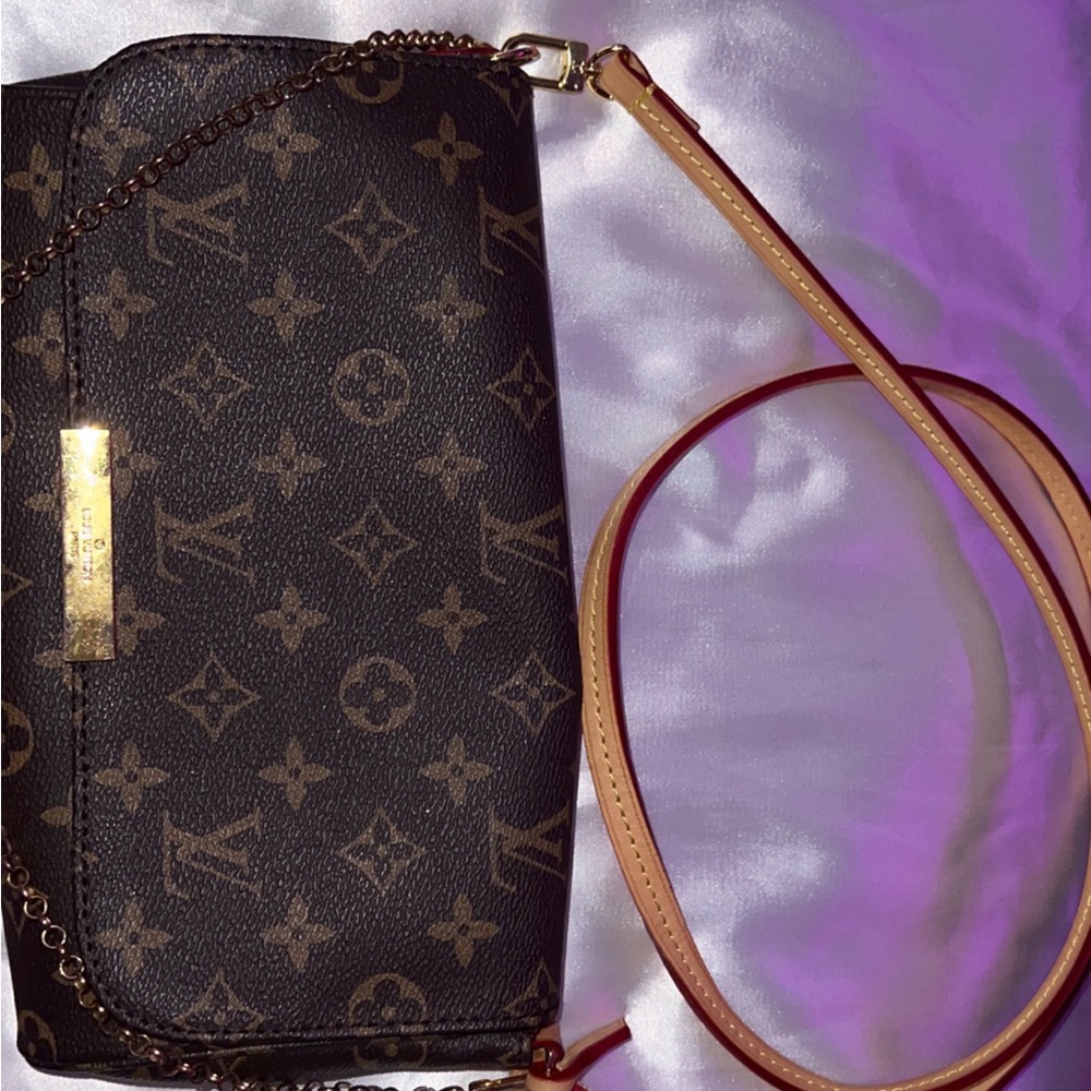 Im selling a LOUIS VUITTON shoulder bag